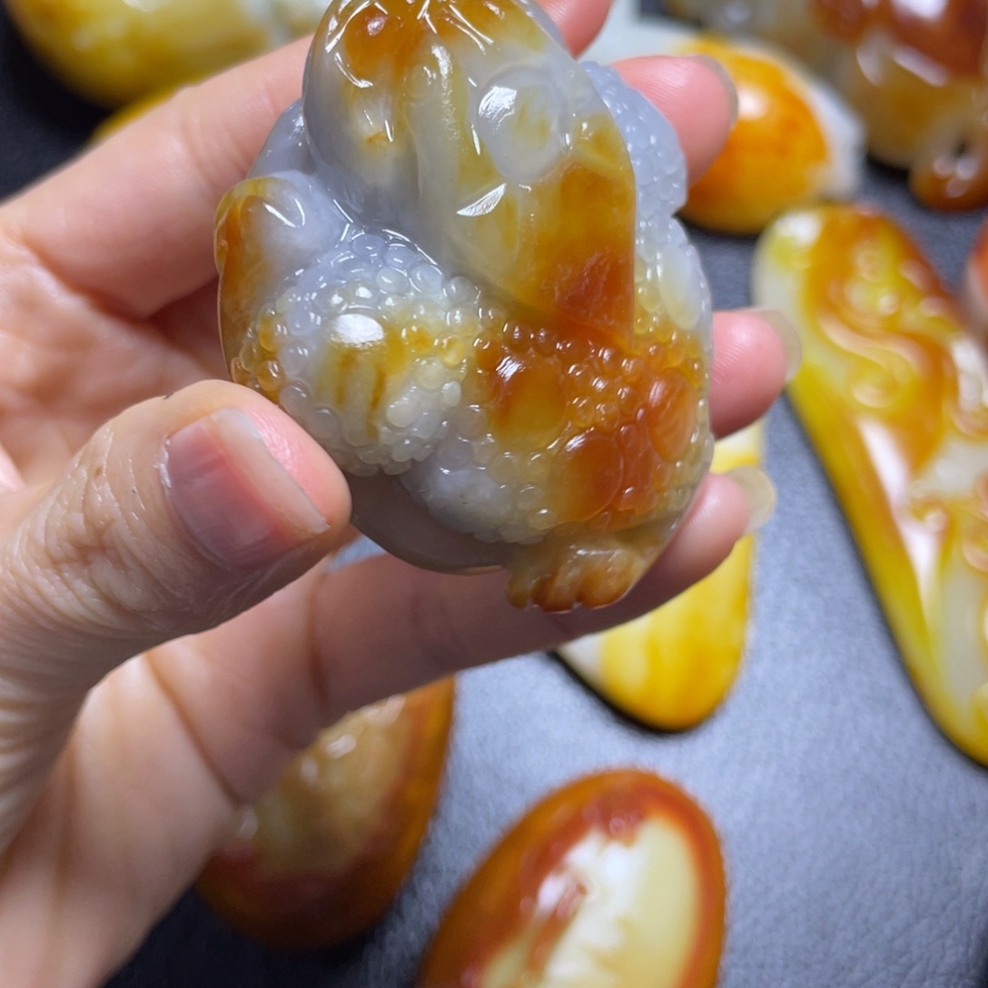 黄***师和田玉未镶嵌颈饰