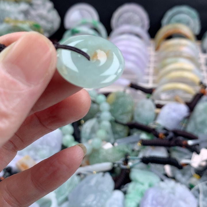 翡翠手镯未镶嵌吊坠