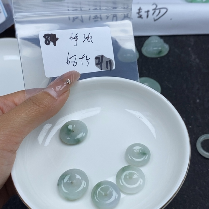 【闪购商品】翡翠颈饰未镶嵌小**冰