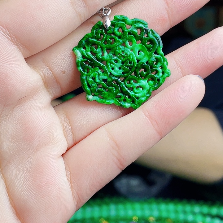 翡翠未镶嵌颈饰多样性