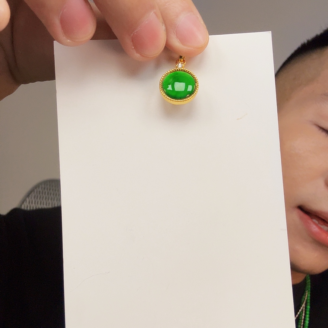 翡翠未镶嵌颈饰一件