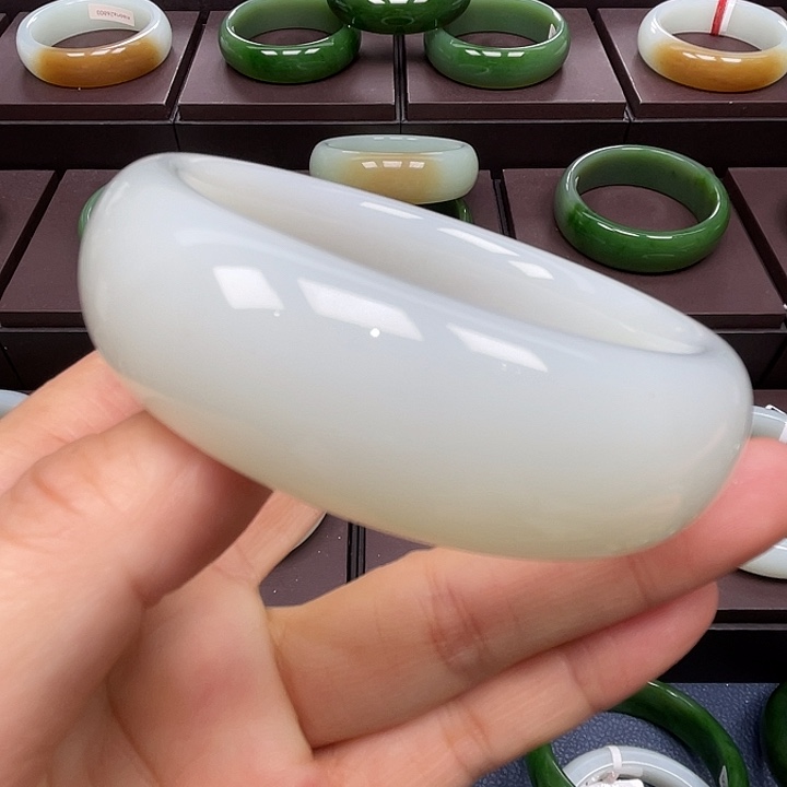 和田玉未镶嵌手镯