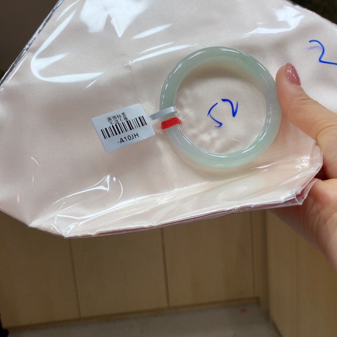 翡翠手镯未镶嵌不退不换