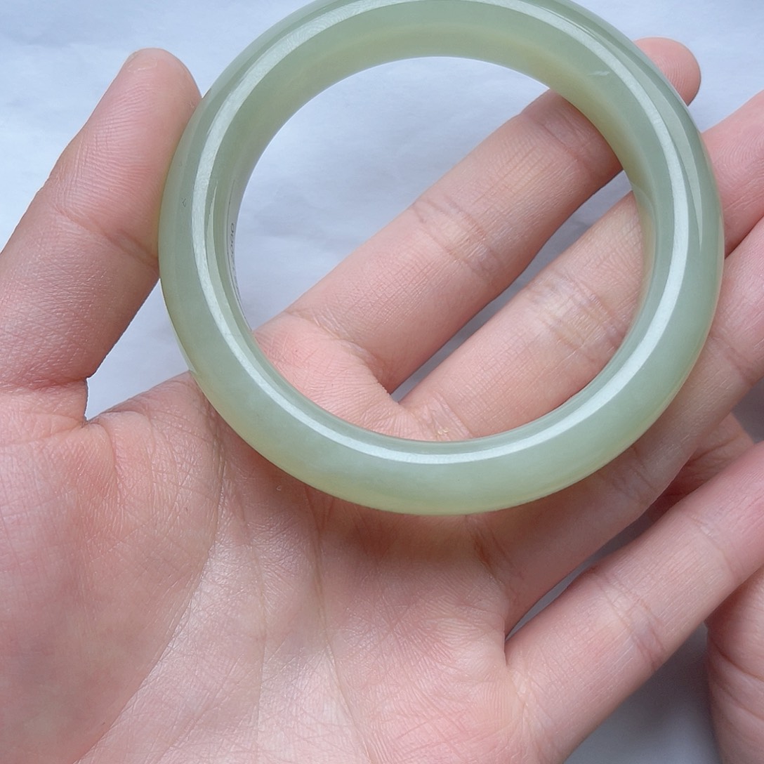 和田玉手镯。55 56圈口。k k未镶嵌