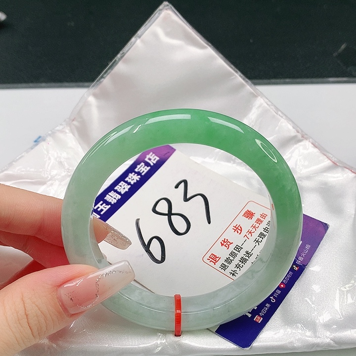 翡翠手镯未镶嵌翡翠手镯