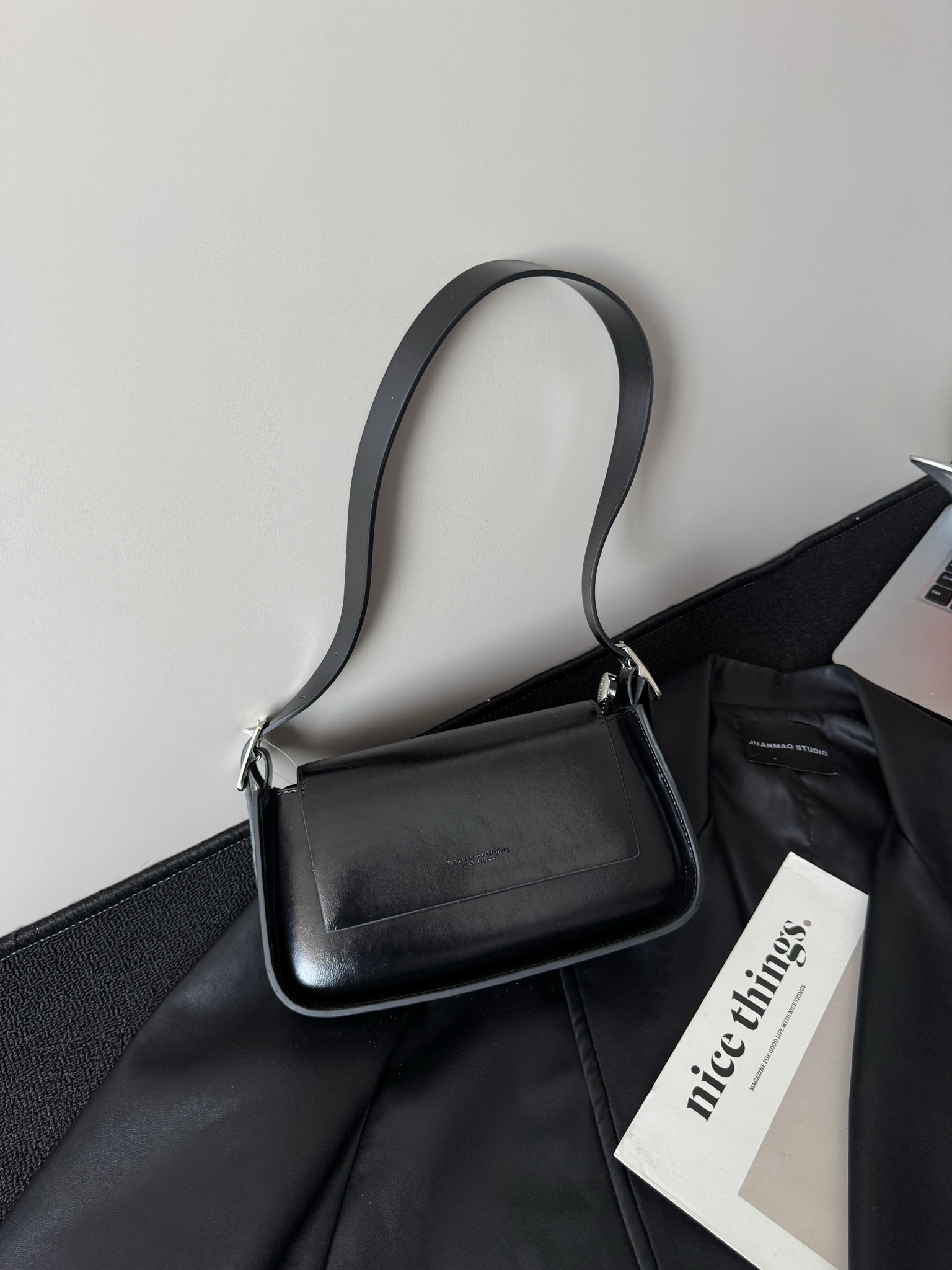 小众高级感腋下包时尚油蜡皮法棍包女2025早春新款通勤单肩斜挎包