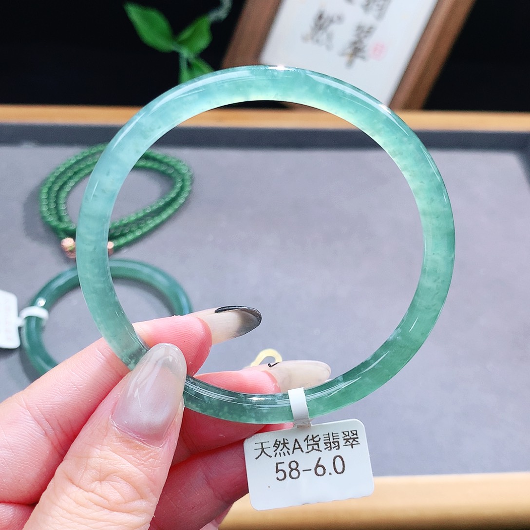 翡翠手镯（圆镯）未镶嵌