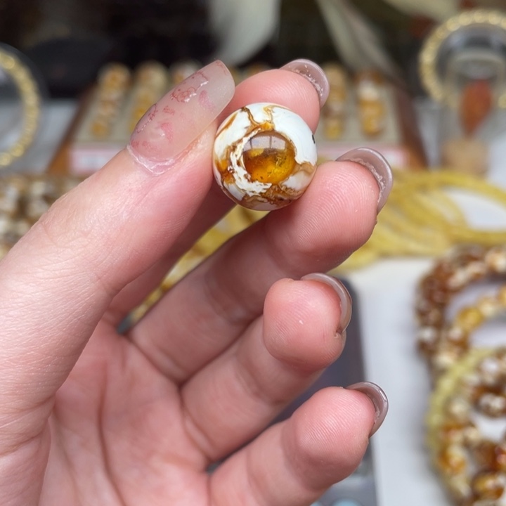 ゞ***ゞ琥珀未镶嵌裸石85号