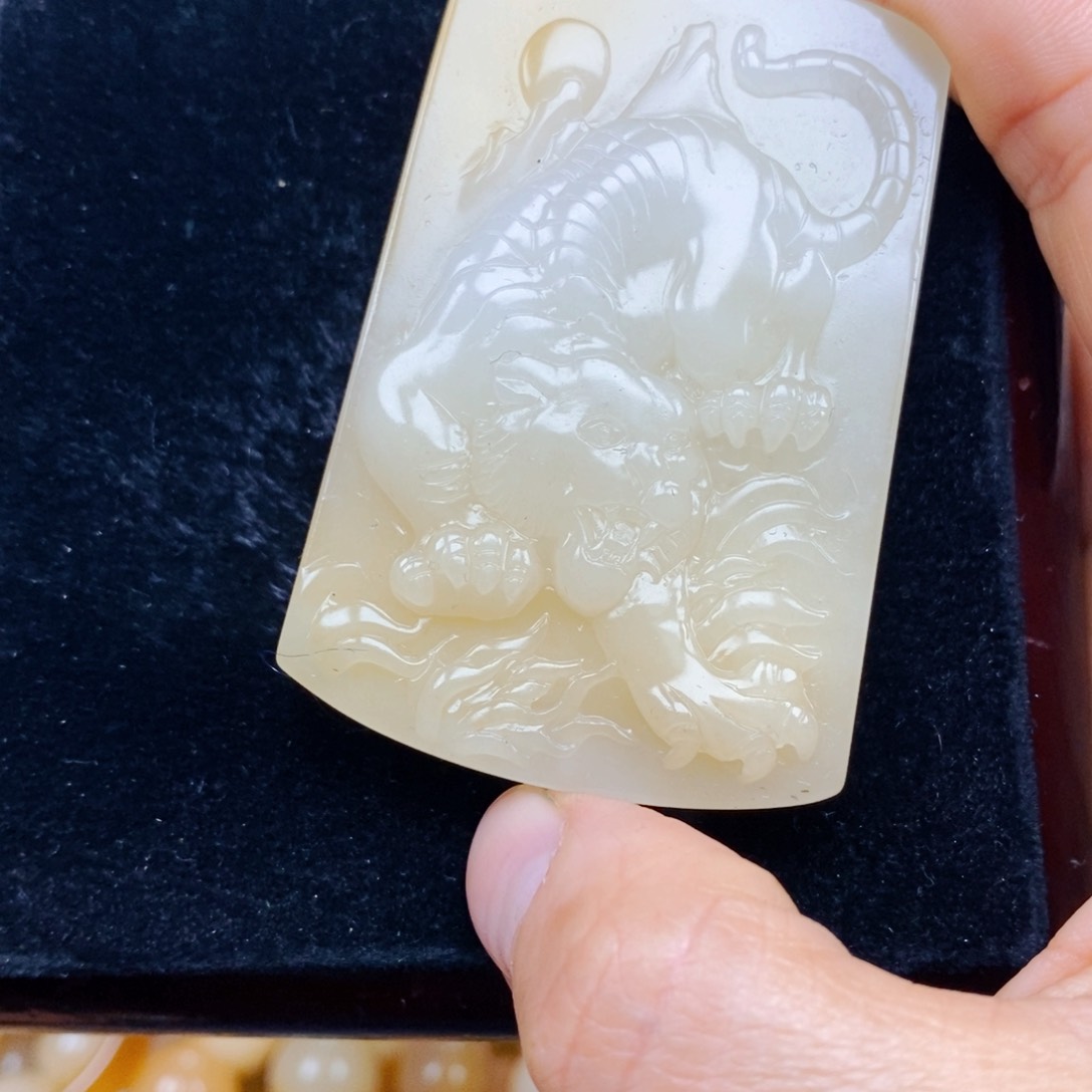 石英质玉未镶嵌颈饰