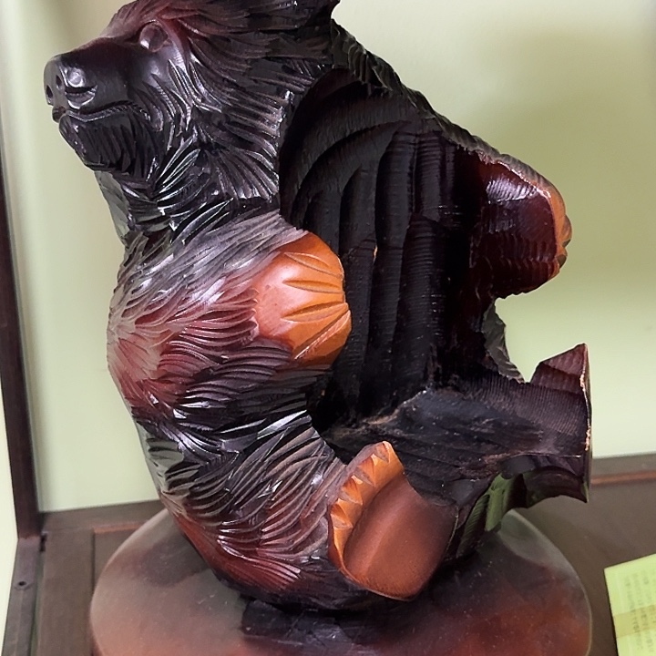 一木雕的北海道熊红酒支架