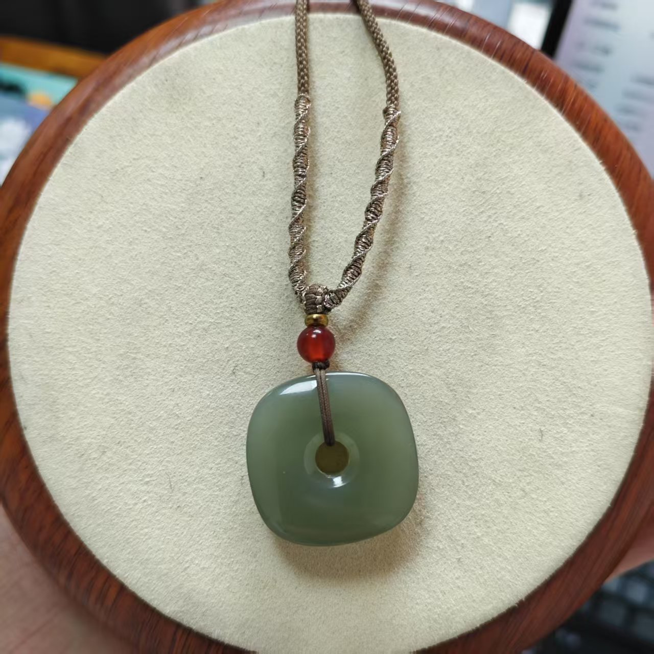 東玉珠宝精选尊贵气质百搭和田玉平安扣吊坠多样性发货拍一发一