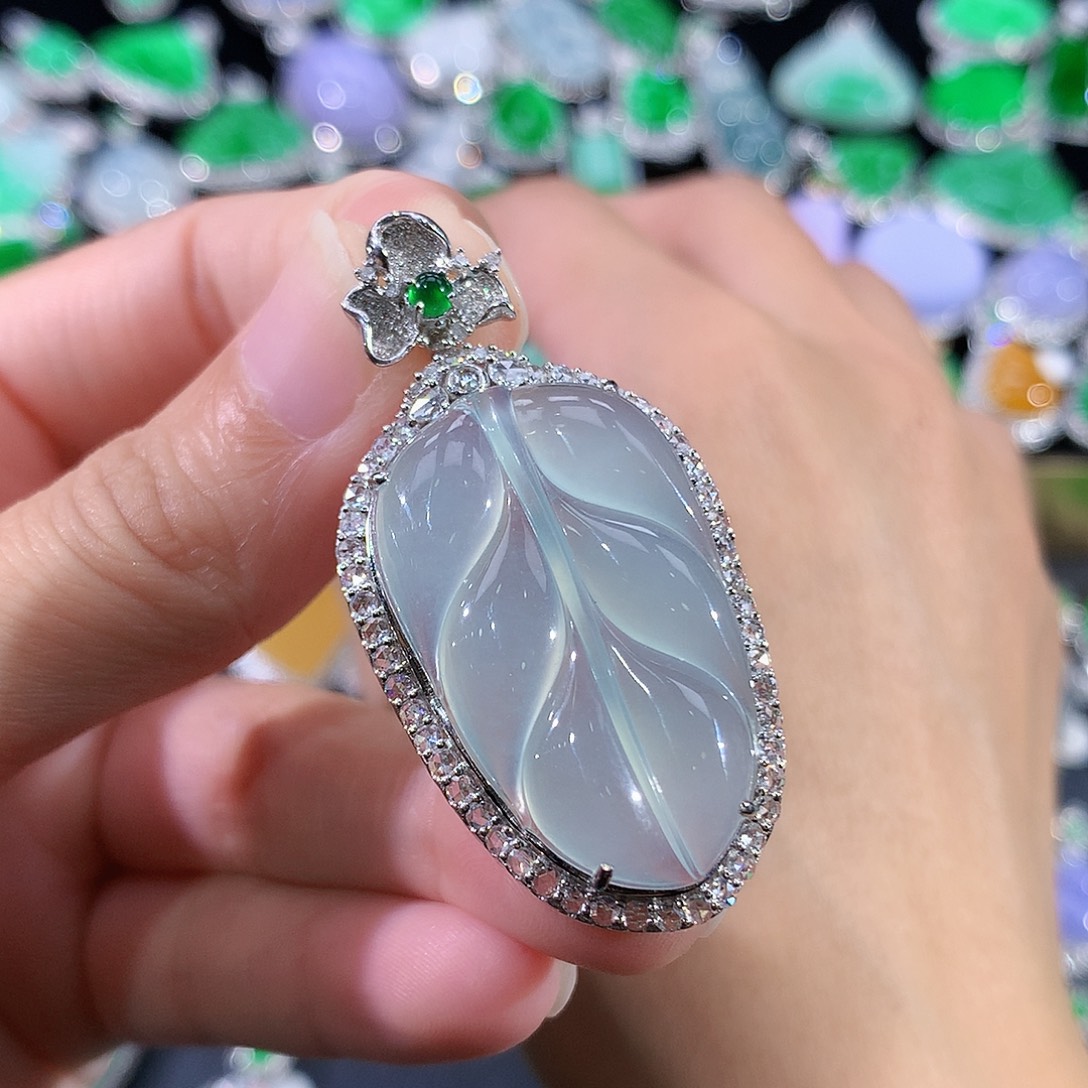 翡翠18K金镶嵌颈饰