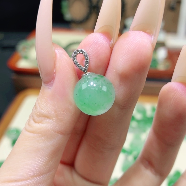 石英质玉（非洲翠）未镶嵌颈饰