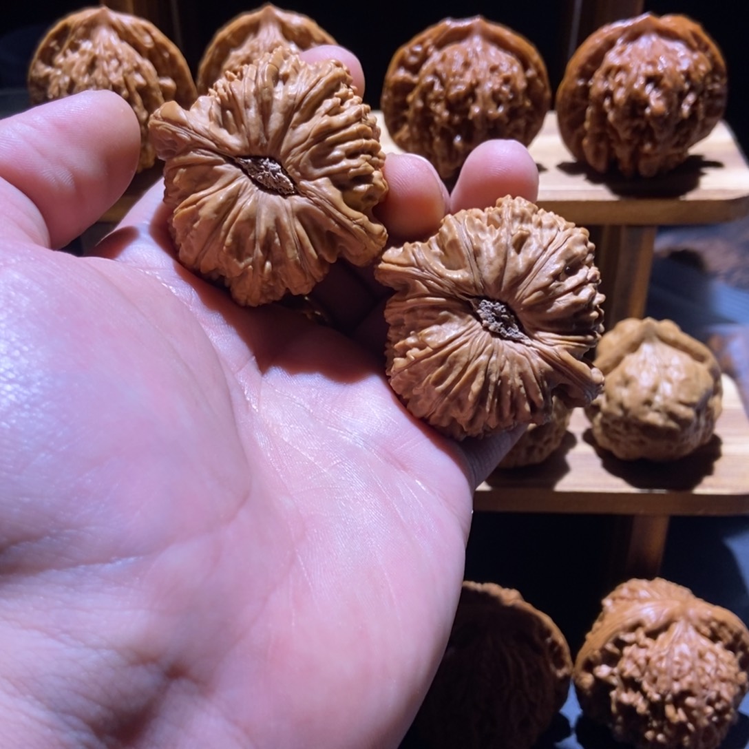 文玩核桃吊坠白狮子47