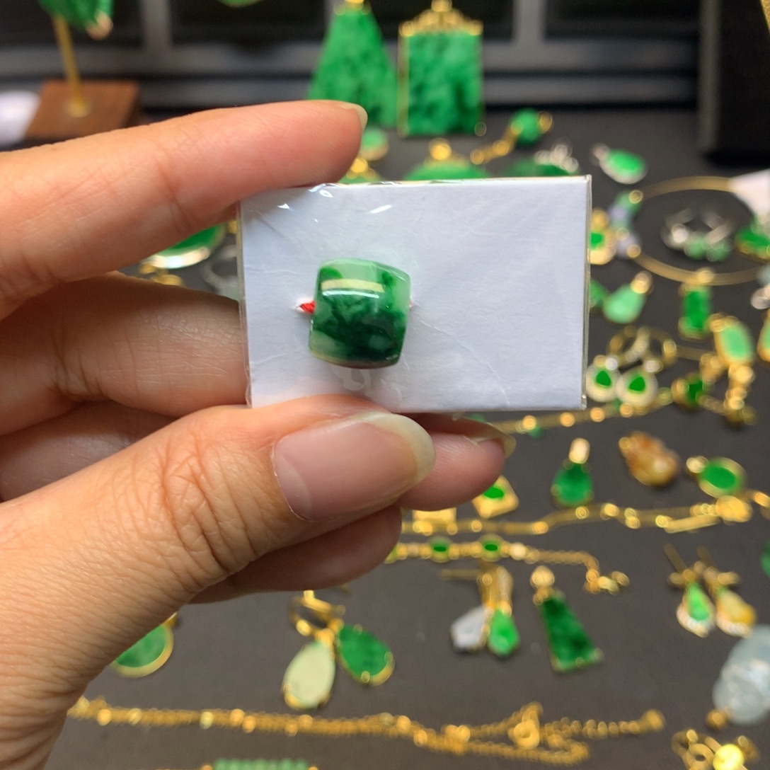 翡翠未镶嵌颈饰有纹