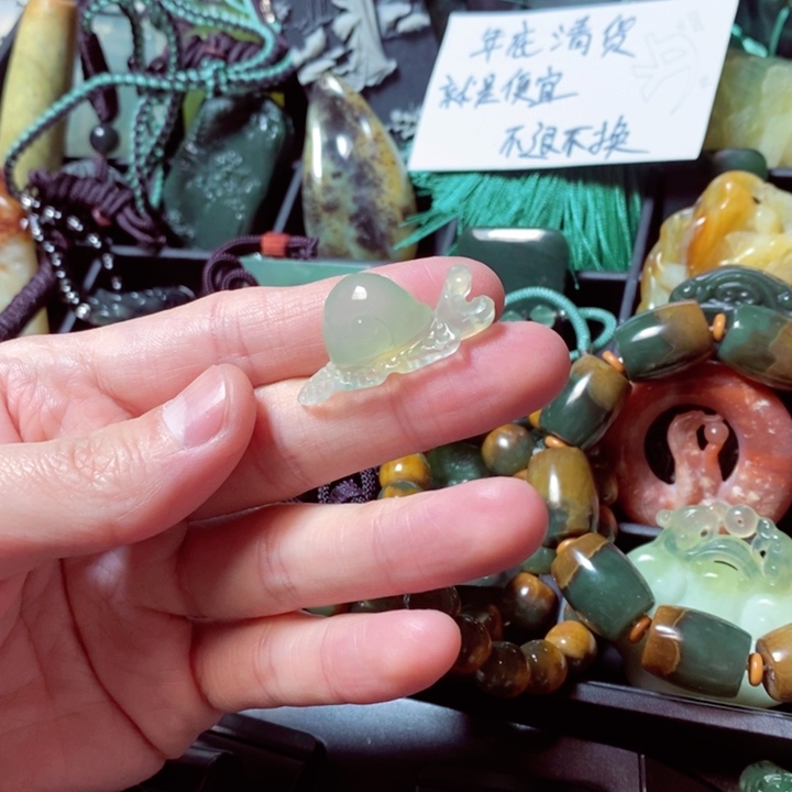 透闪石质玉颈饰未镶嵌