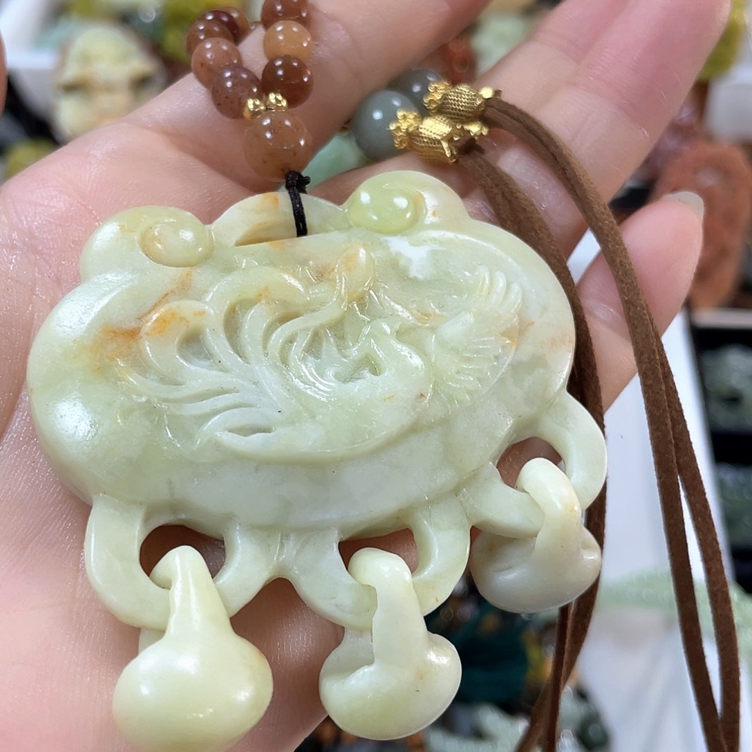 蛇纹石玉颈饰未镶嵌