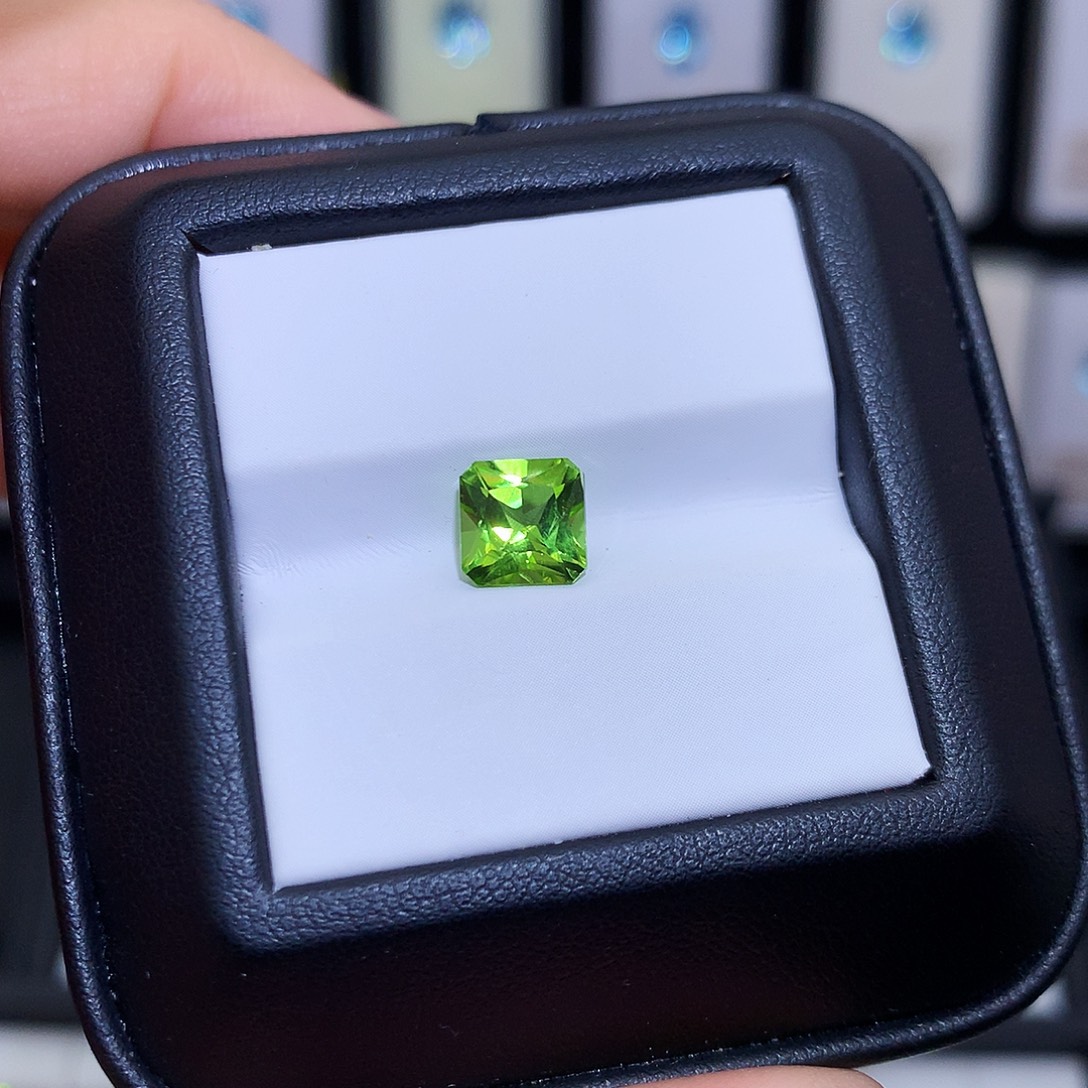 橄榄石裸石未镶嵌方7，特价漏