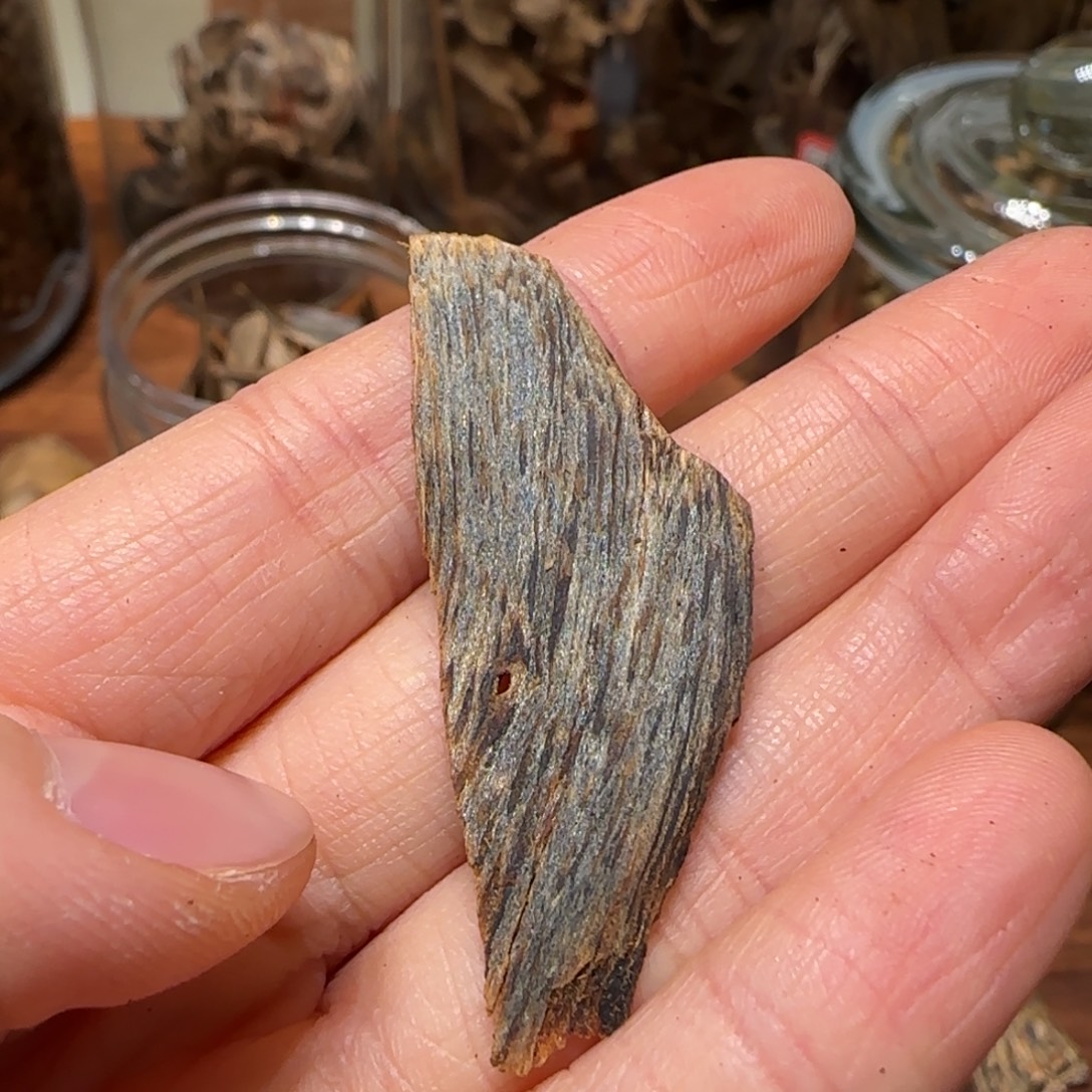 沉香沉香碎屑醇化5年皮油树丁老料0.7克