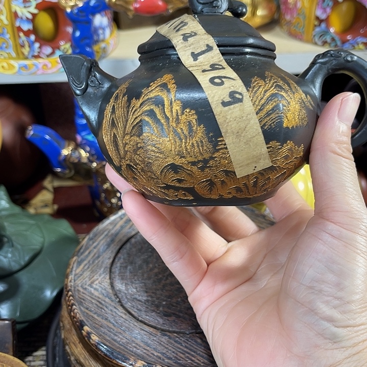 茶壶紫砂原矿泥料手工制作的一把紫砂壶。