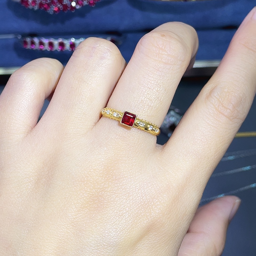 红宝石戒指18K金镶嵌53分鸽血红