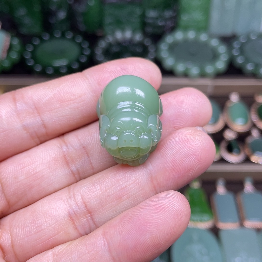 和田玉未镶嵌挂件碧玉粉青绿底发财猪