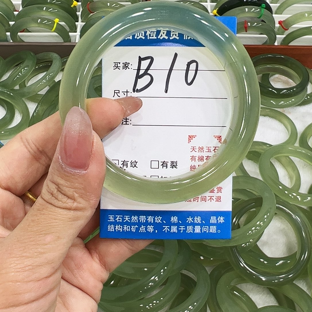 余***笙蛇纹石玉未镶嵌手镯