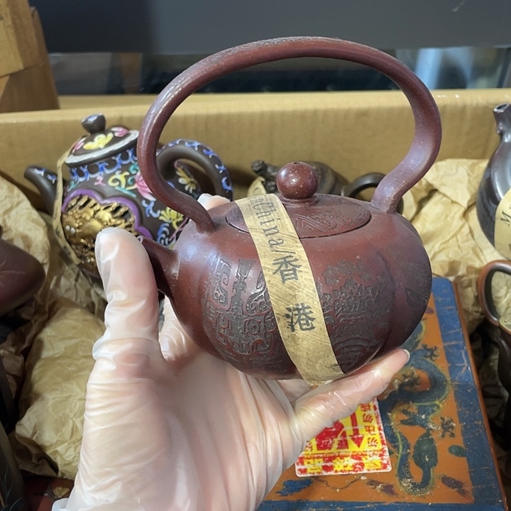 茶壶紫砂原矿泥料，纯手工制作的一把紫砂壶。
