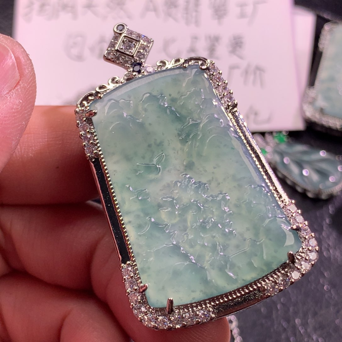 翡翠未镶嵌颈饰山水