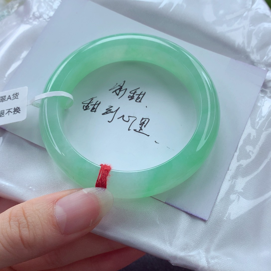 翡翠手镯未镶嵌甜！小小