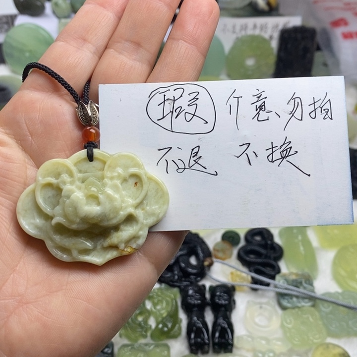 蛇纹石玉颈饰合金