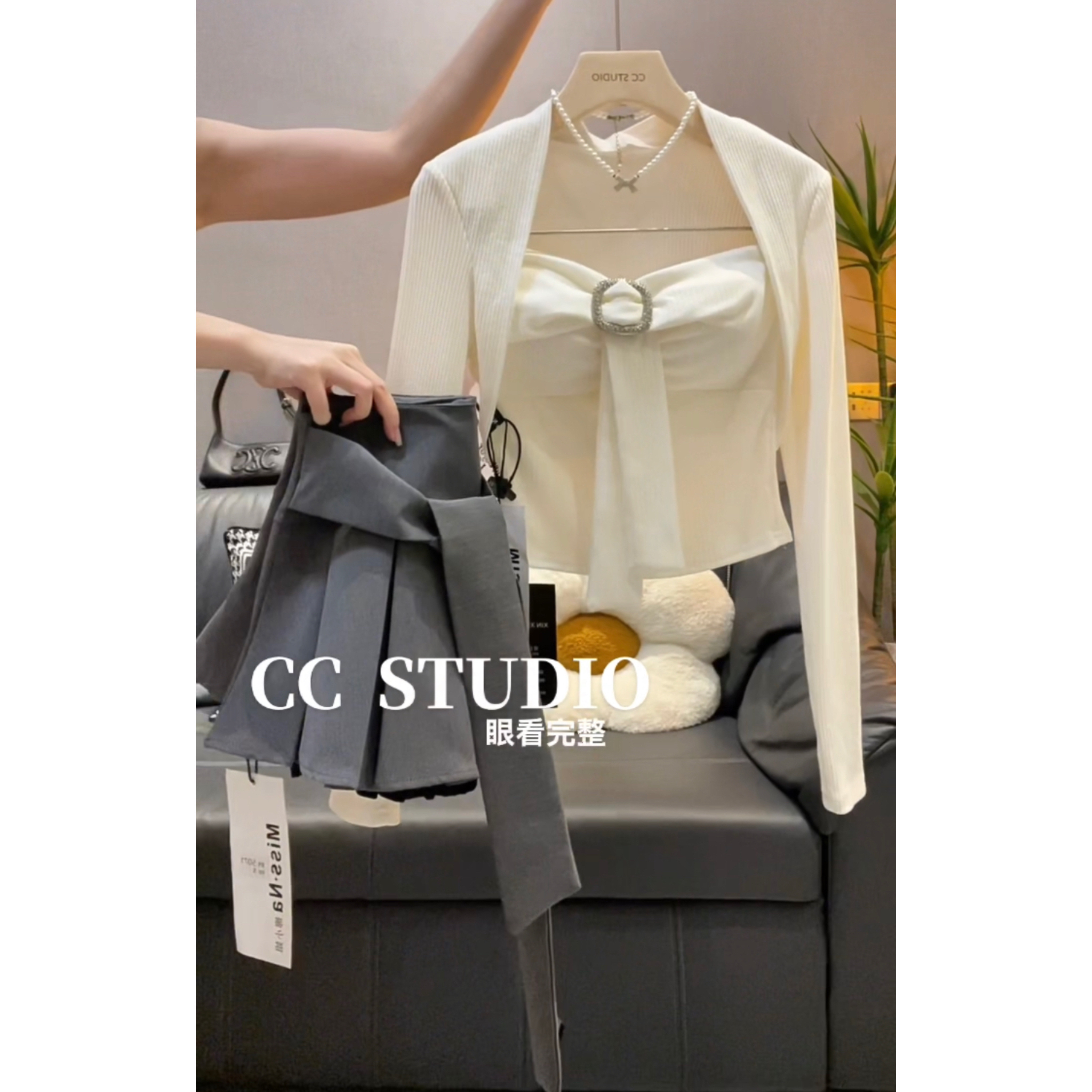 2025秋金属扣纯欲甜美抹胸设计感修身吊带上衣+罩衣开衫+百褶裙