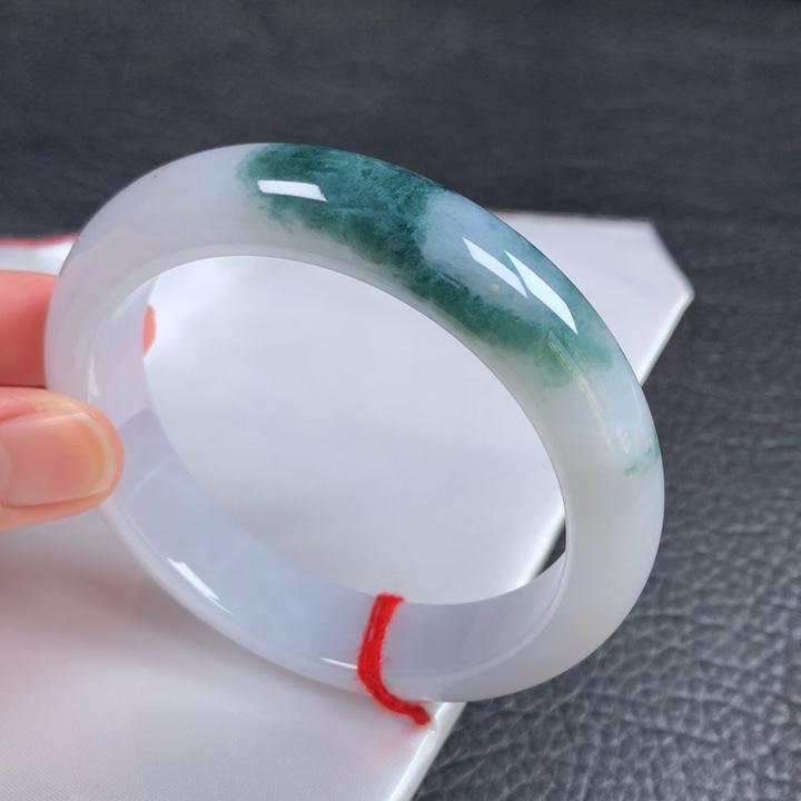 翡翠未镶嵌手镯  