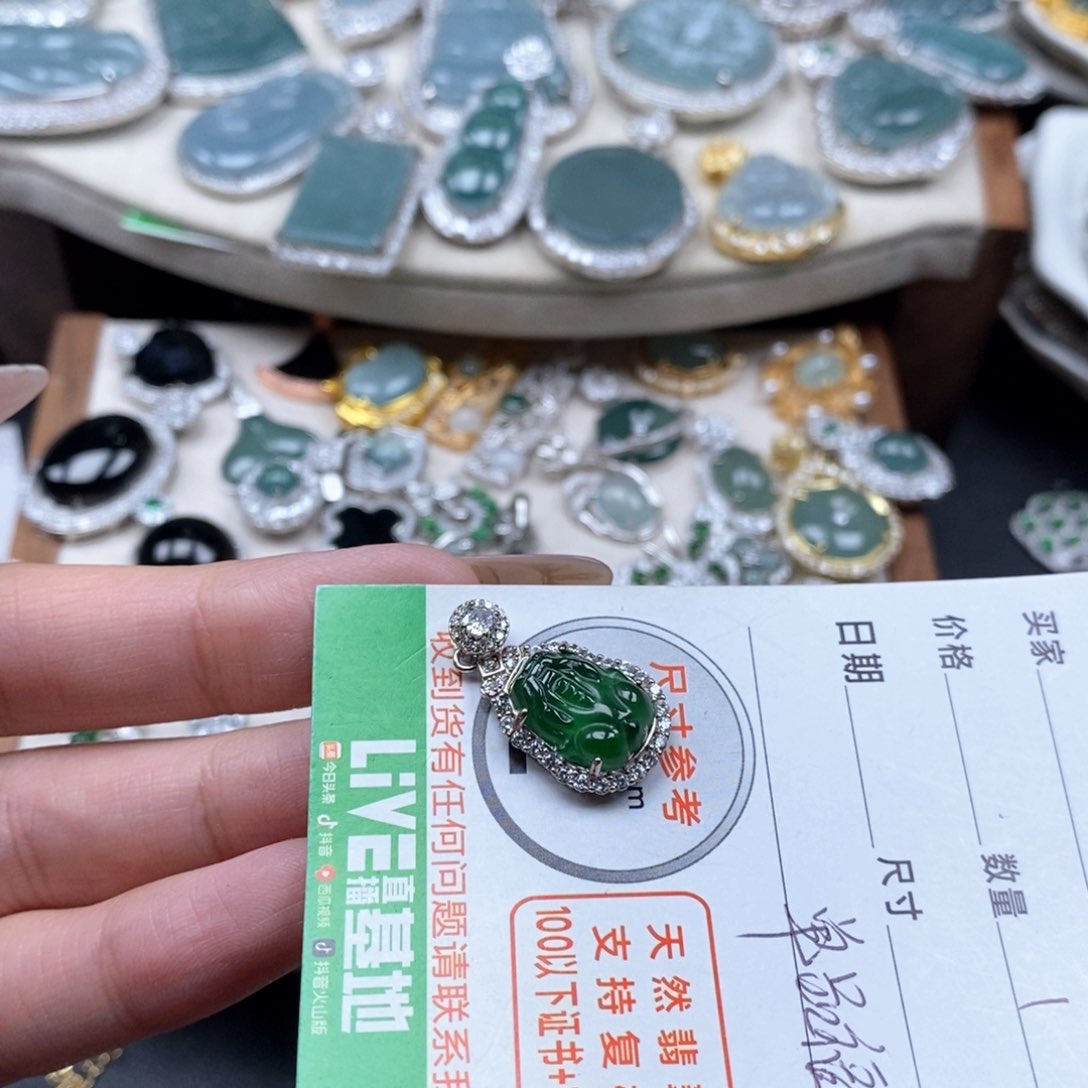 翡翠颈饰未镶嵌翡翠