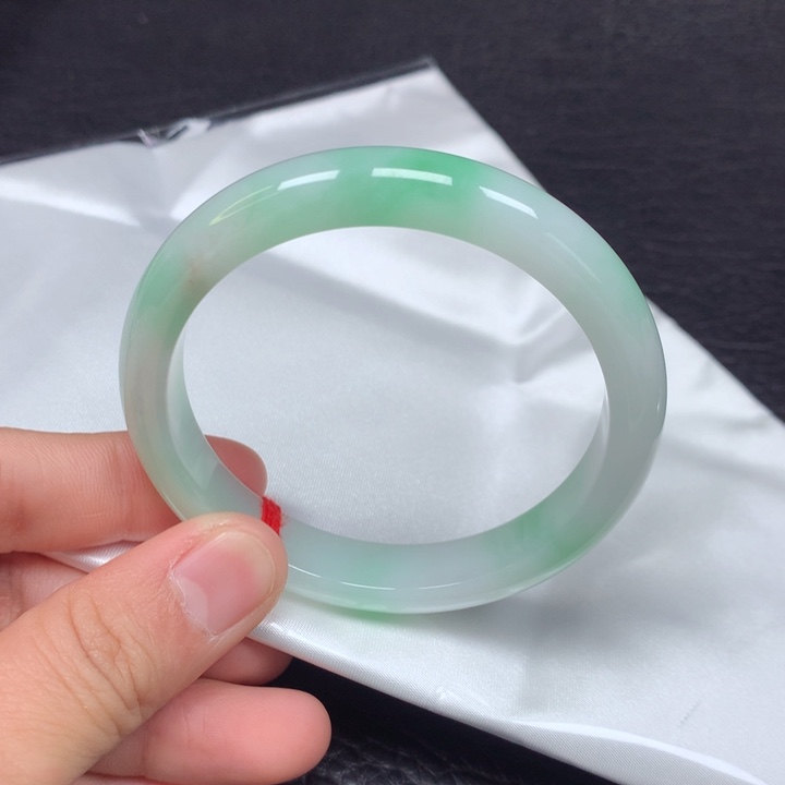 翡翠手镯未镶嵌。