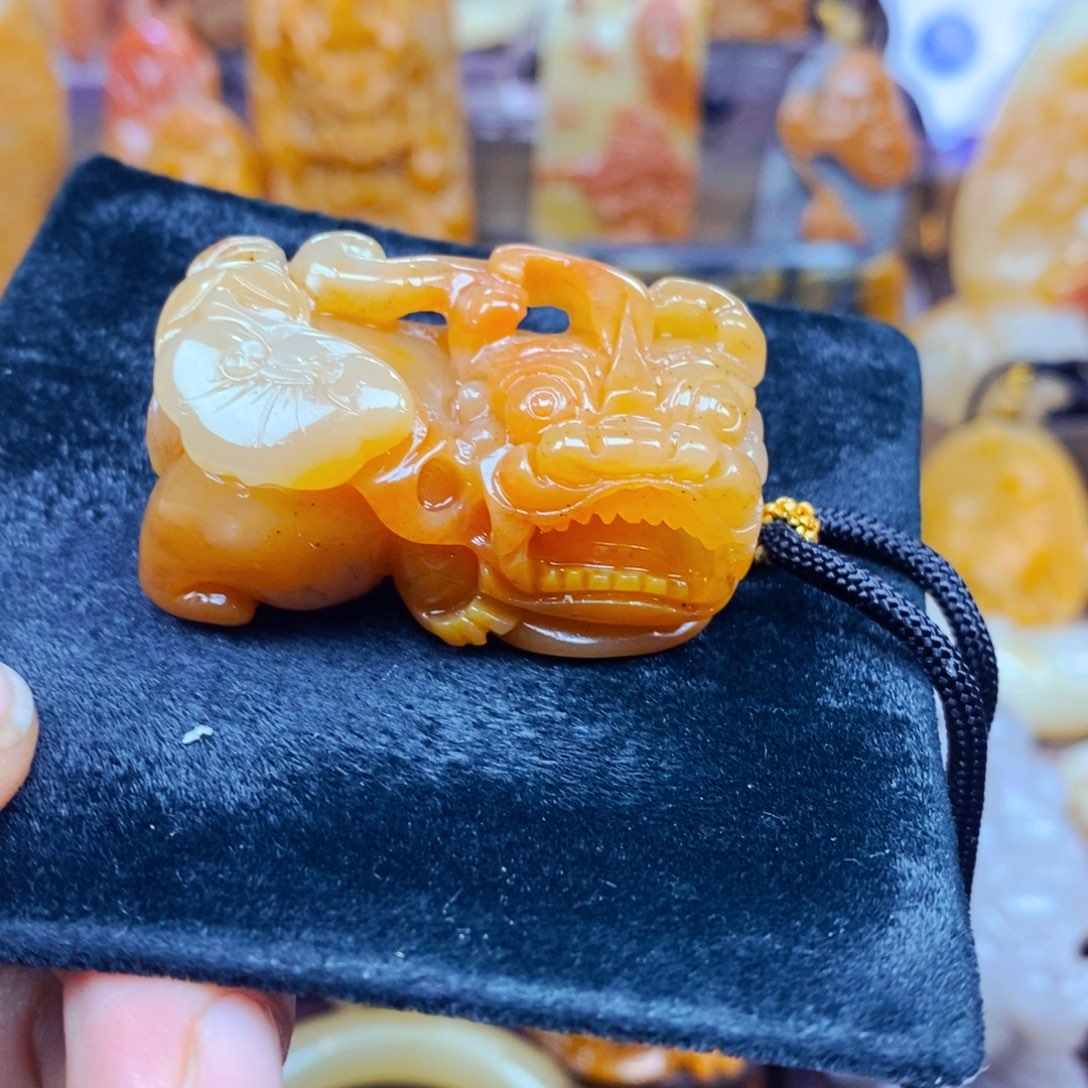 未镶嵌石英质玉（黄龙玉）颈饰