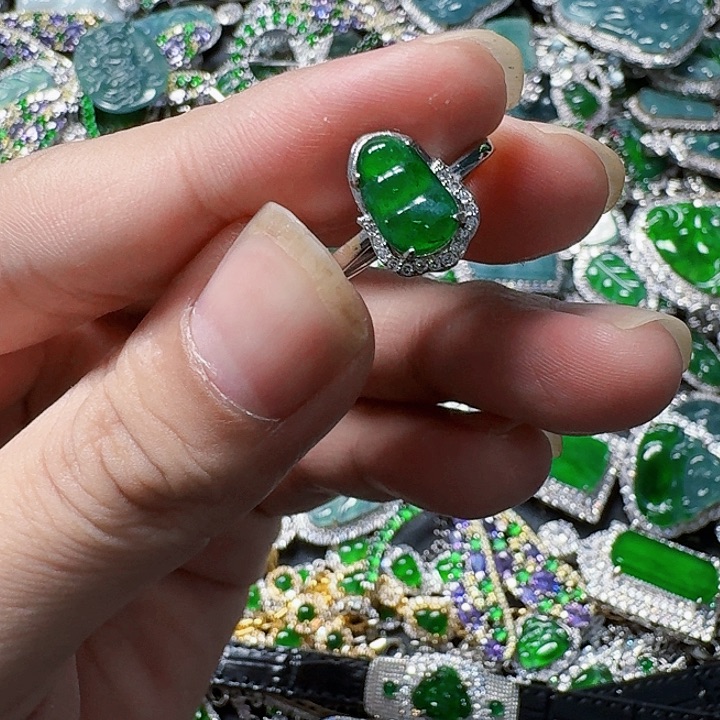 翡翠颈饰未镶嵌天然A货翡翠放漏