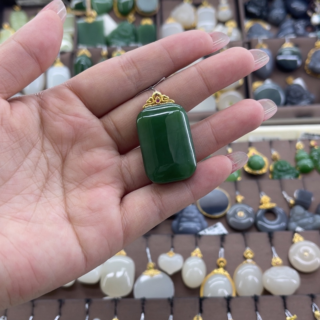 和田玉18K金镶嵌吊坠(赠链)