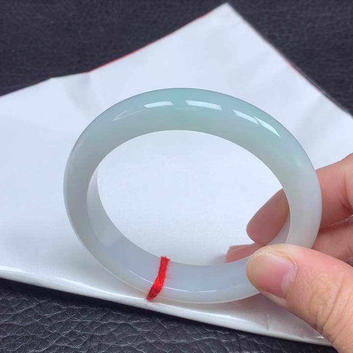 翡翠手镯未镶嵌。