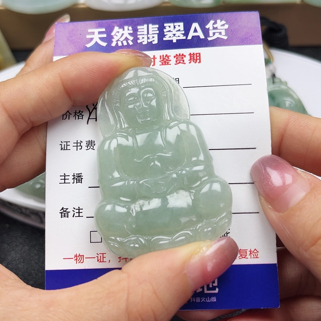 翡翠未镶嵌颈饰      