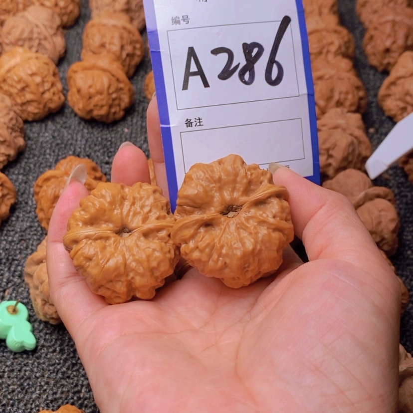 【闪购商品】桃核吊坠L****r你在我心中最