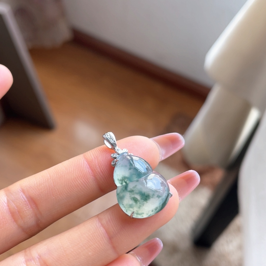 翡翠颈饰18K金镶嵌飘花葫芦