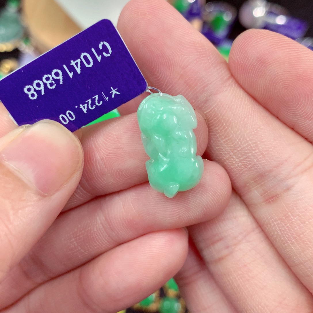 颈饰未镶嵌翡翠……