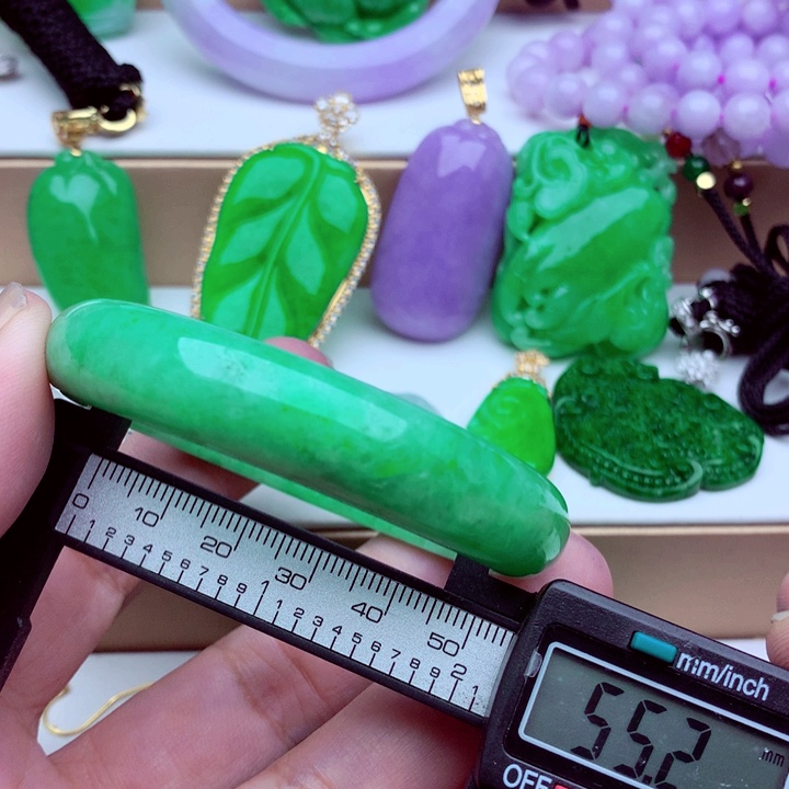 翡翠未镶嵌手镯…．