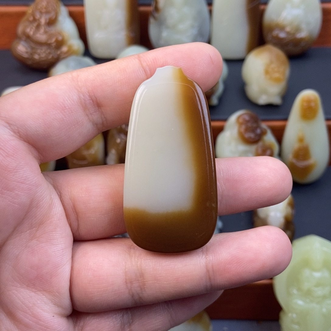 和田玉（糖玉）未镶嵌颈饰锦**样