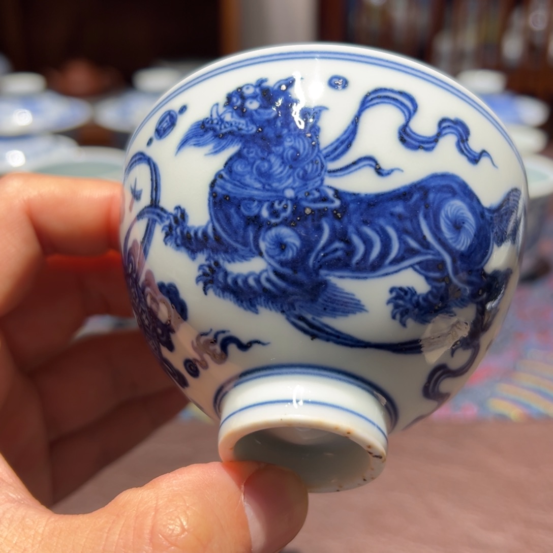 杯青花狮子戏球纹鸡心杯口径约8.5厘米