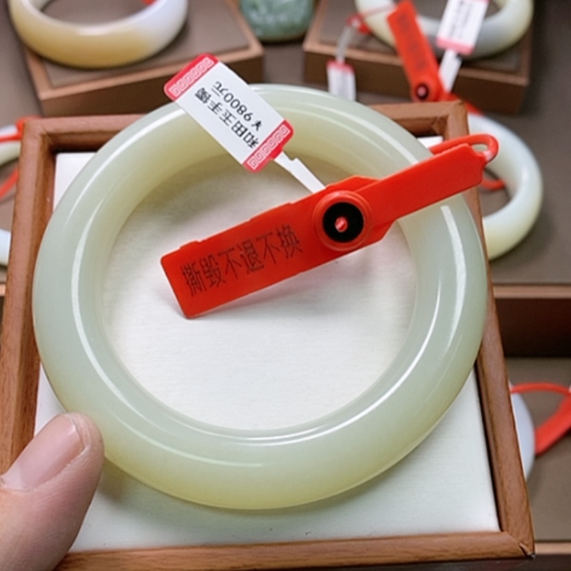 【闪购商品】未镶嵌手镯和田玉快**使