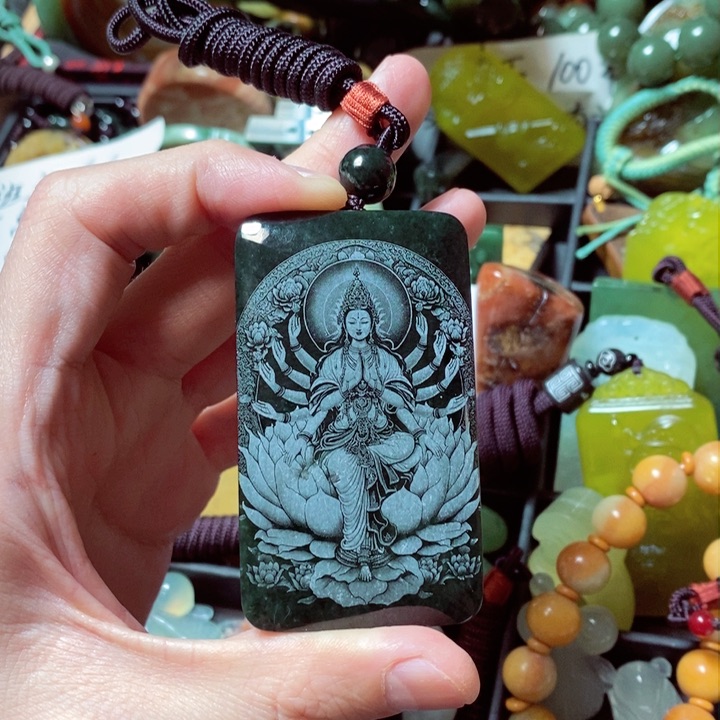 透闪石质玉颈饰未镶嵌