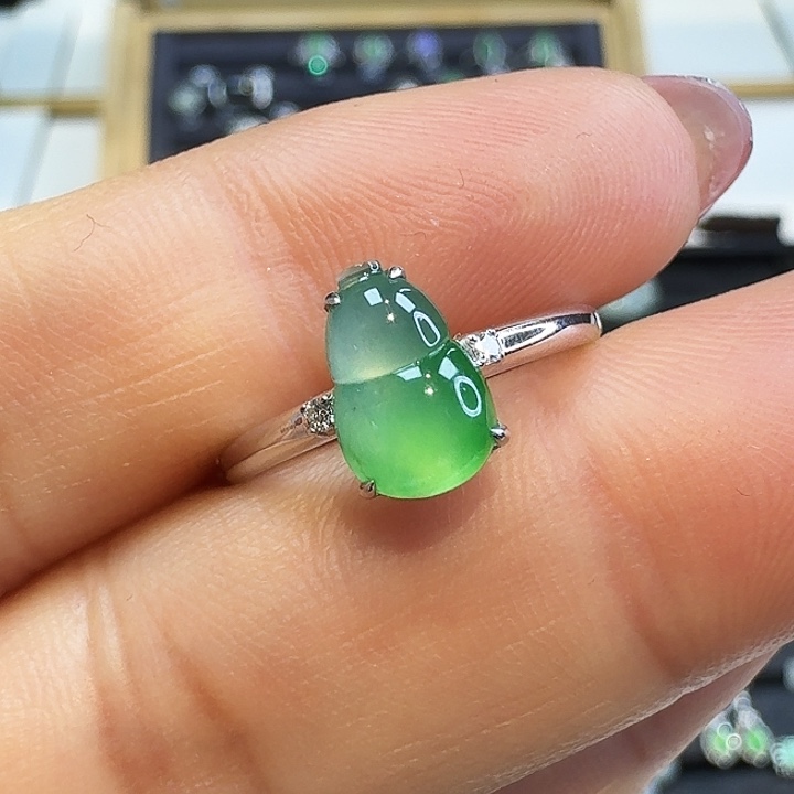 翡翠18K金镶嵌戒指葫芦