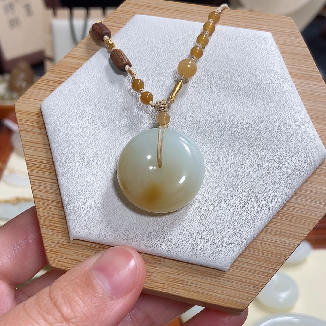 和田玉颈饰未镶嵌?****